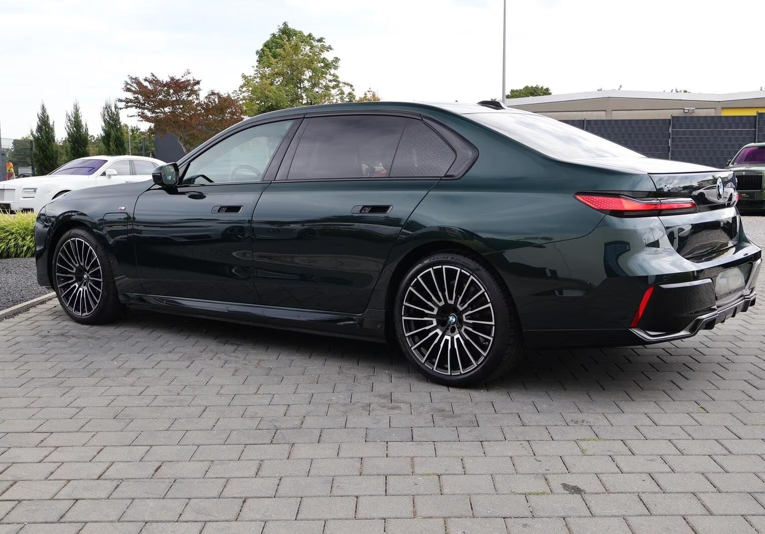 BMW 750e xDrive M Sport-INDIVIDUAL 4
