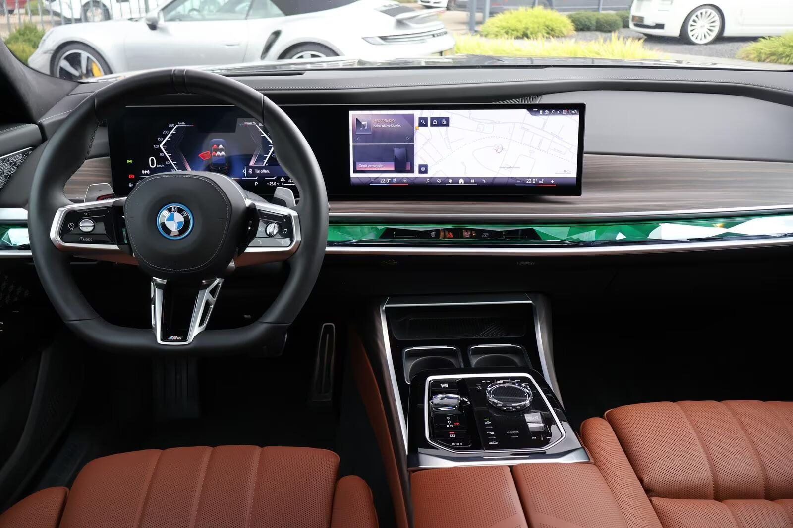 BMW 750e xDrive M Sport-INDIVIDUAL 13